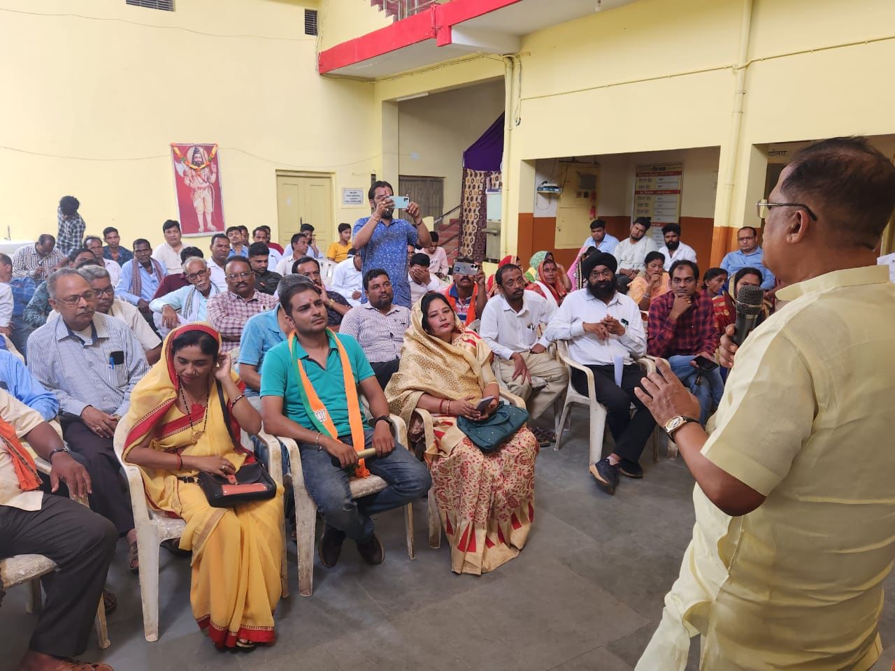 आज महासमुंद जिले के सराईपाली क्षेत्र में सभी वर्ग समुदाय के लोगो से मिलकर भाजपा के घोषणा पत्र के लिए