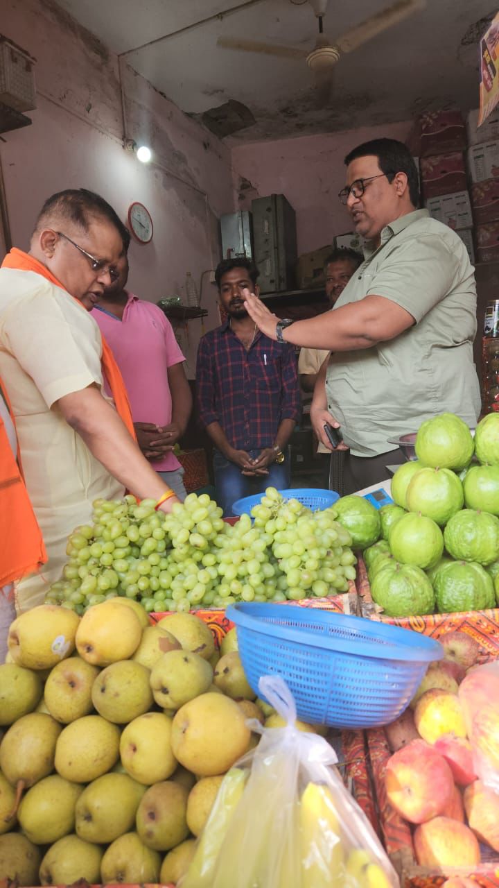 आज महासमुंद जिले के बसना विधानसभा क्षेत्र में फलों के थोक एवं चिल्हर विक्रेता व्यापारियों से मिलकर घ