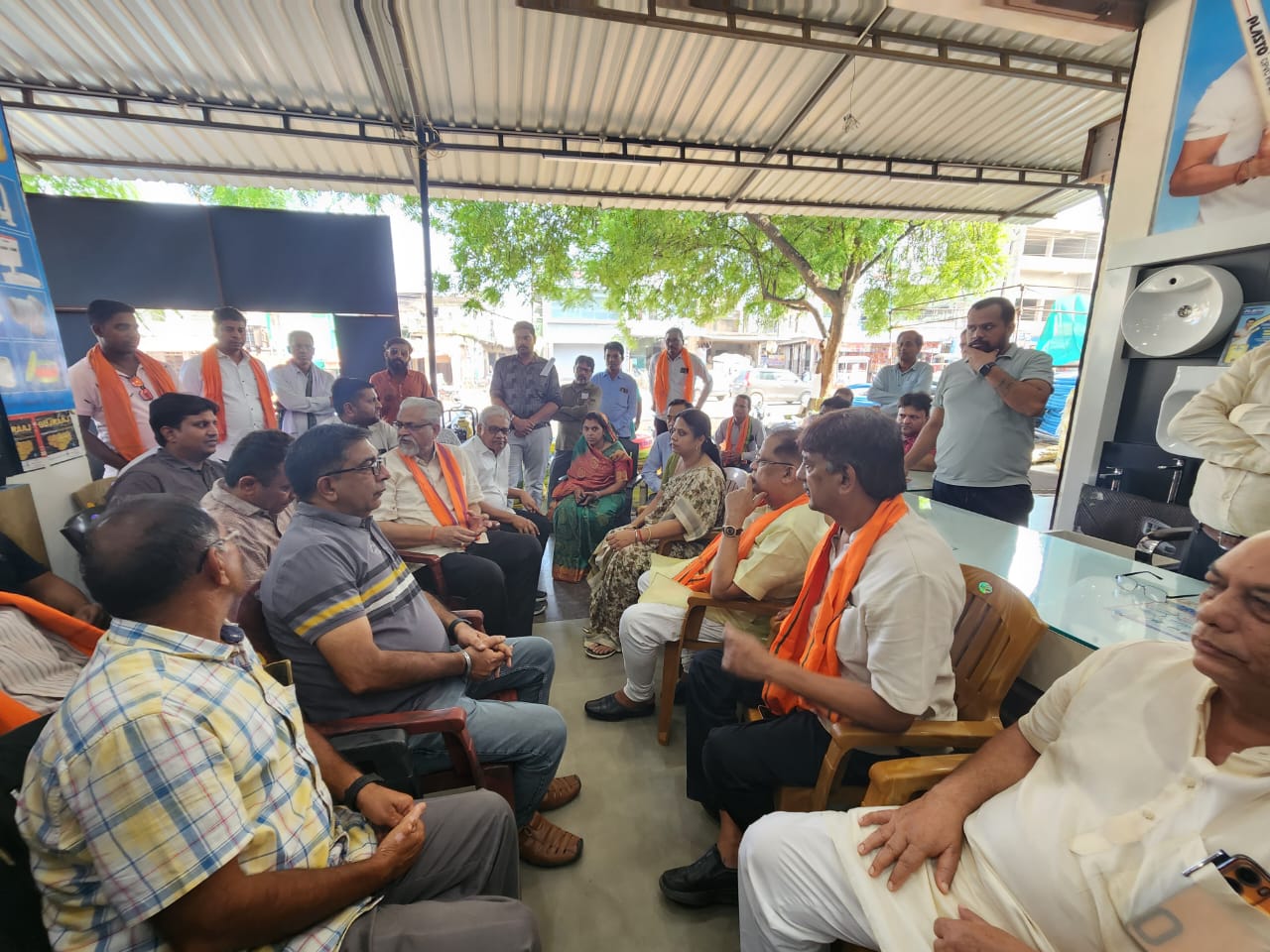 आज महासमुंद जिले के बसना विधानसभा क्षेत्र में स्थानीय व्यापारियों   ने  घोषणा पत्र के लिए अपने सुझाव