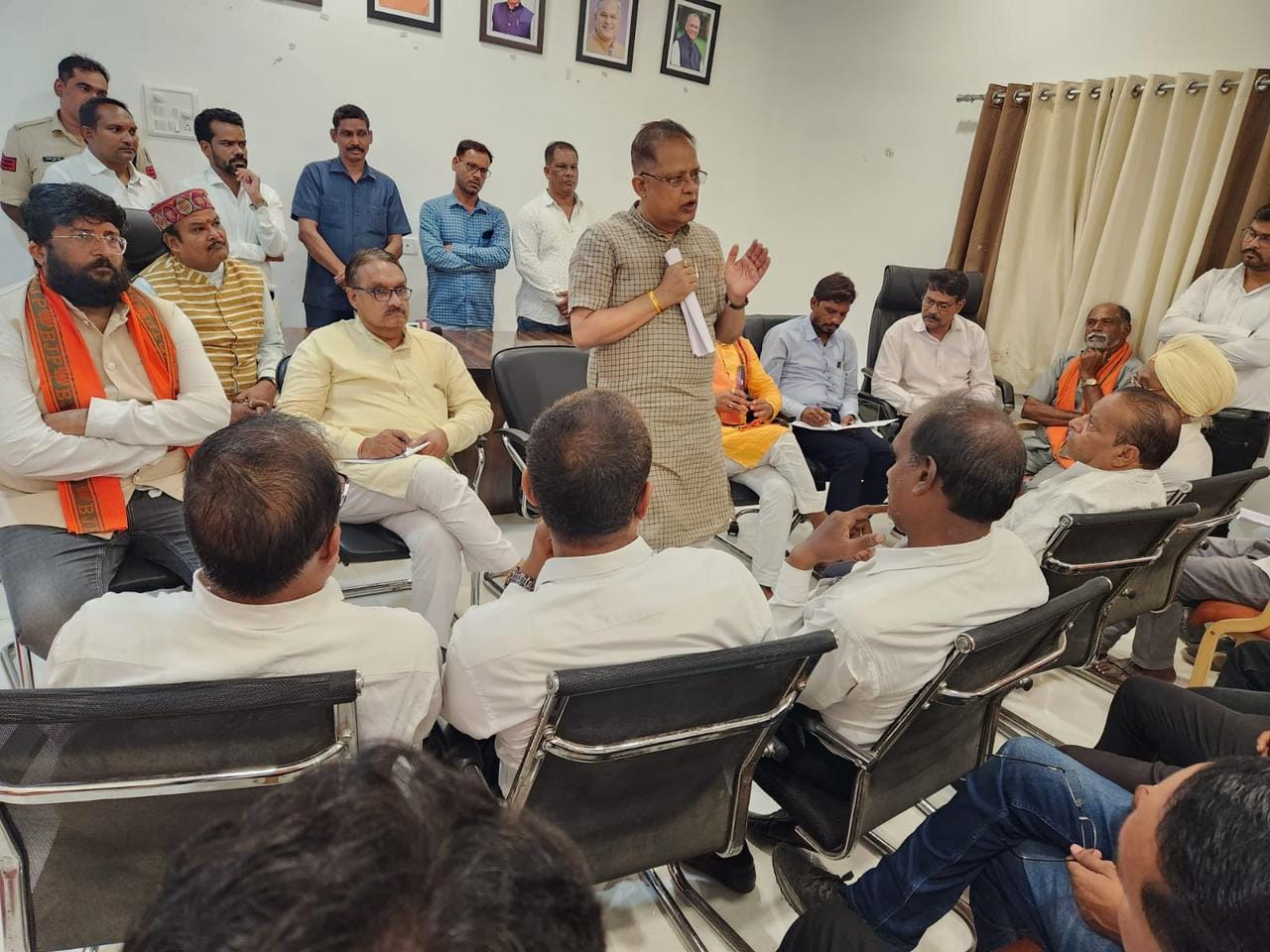 गरियाबंद जिले में अधिवक्ता संघ से मुलाकात कर घोषणा पत्र हेतु उनसे सुझाव लिया। 