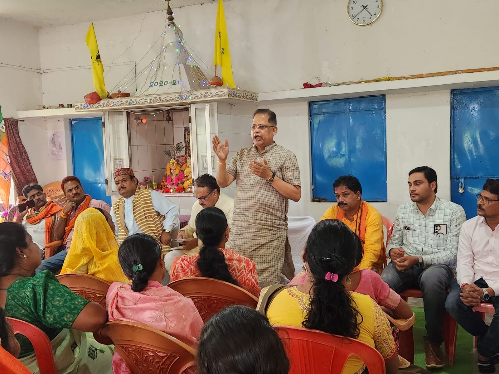 गरियाबंद जिले के मैनपुर क्षेत्र में आम जनमानस से मिलकर घोषणा पत्र के लिए उनका सुझाव मांगा।