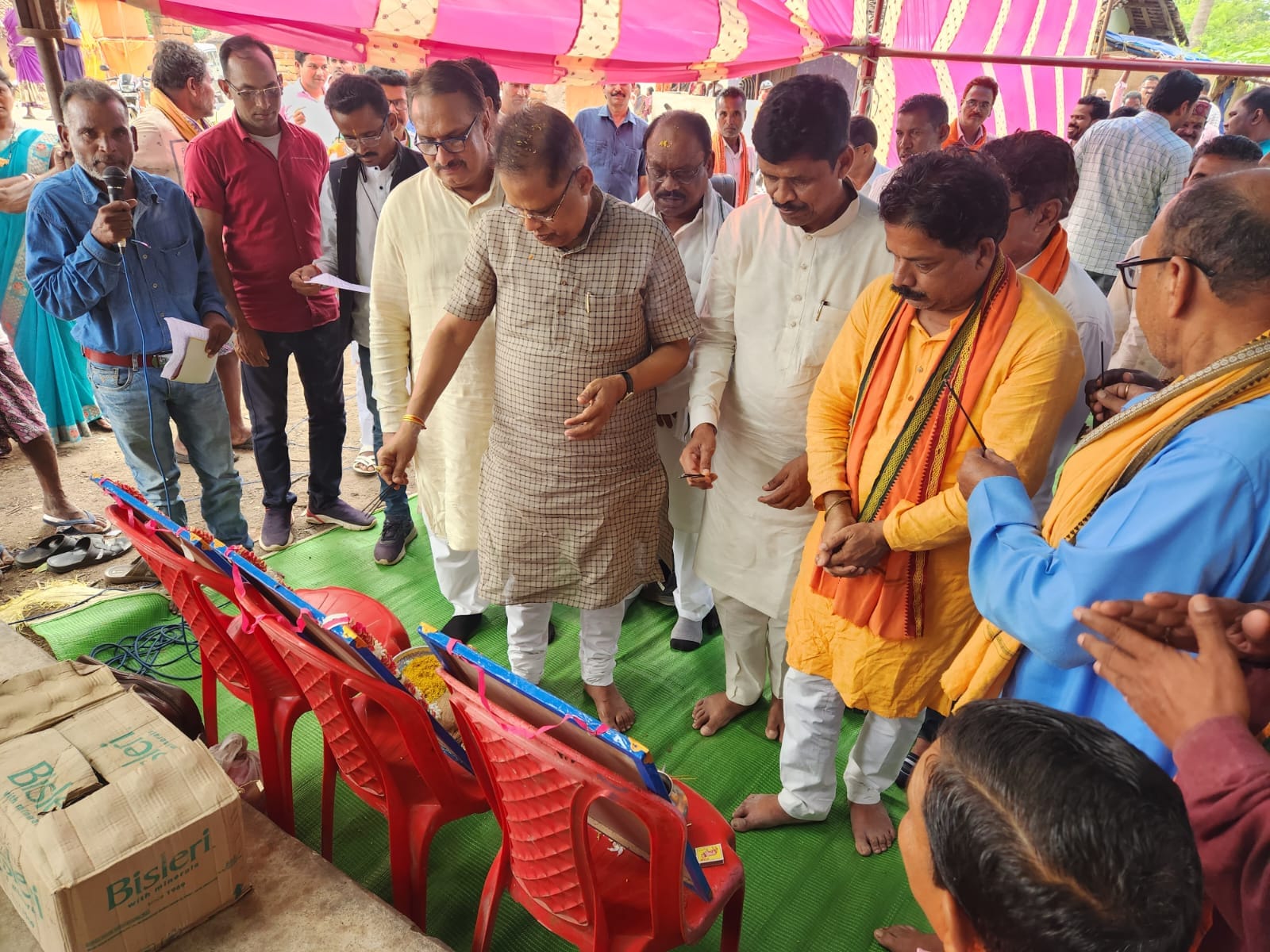 गरियाबंद जिले के गोहरापदर में घोषणा पत्र हेतु आम जनमानस से सुझाव लिया।