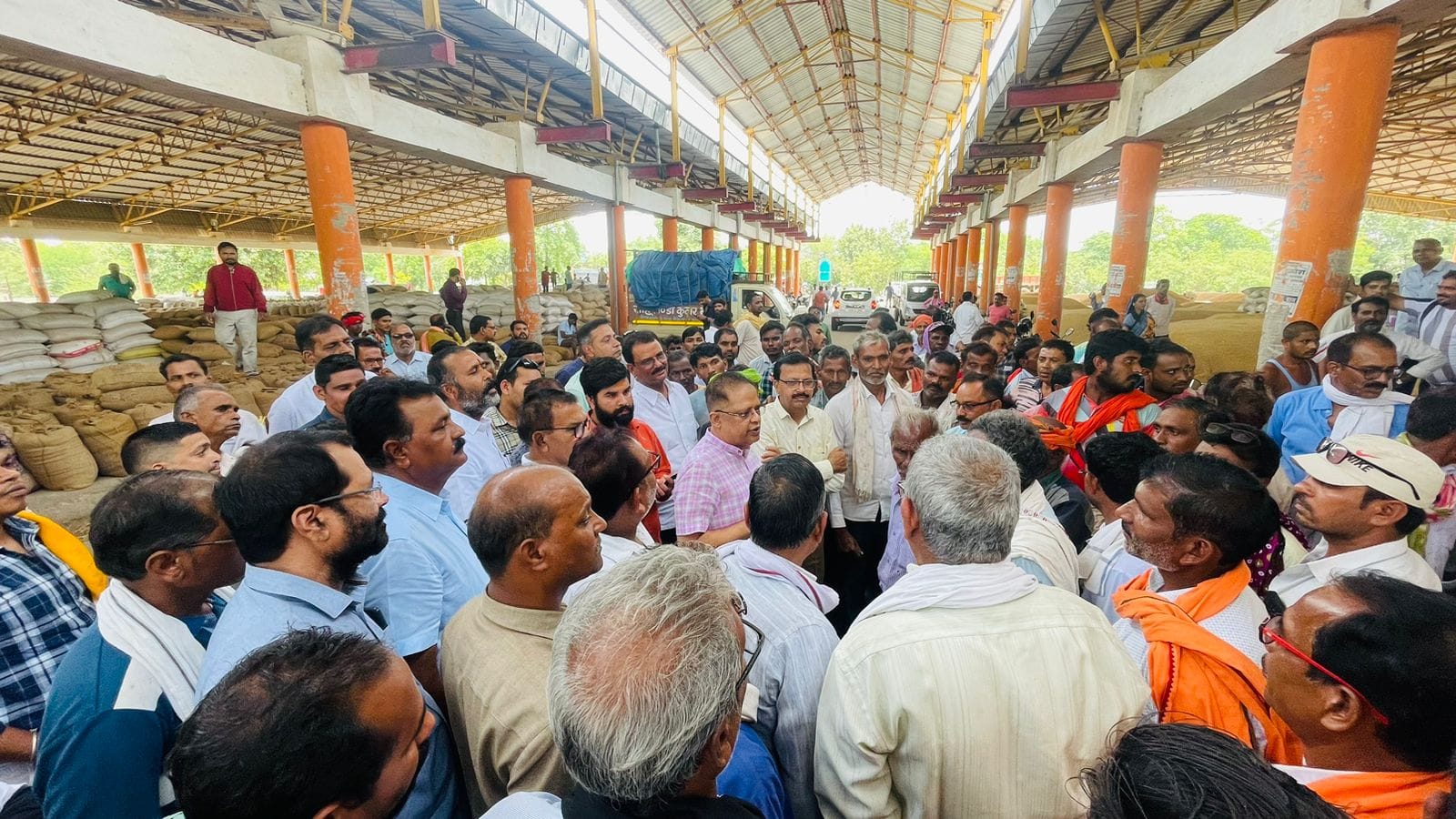  धमतरी विधानसभा क्षेत्र के ग्राम संबलपुर में किसान भाईयों के प्रतिनिधि मंडल से घोषणा पत्र के लिए सुझ