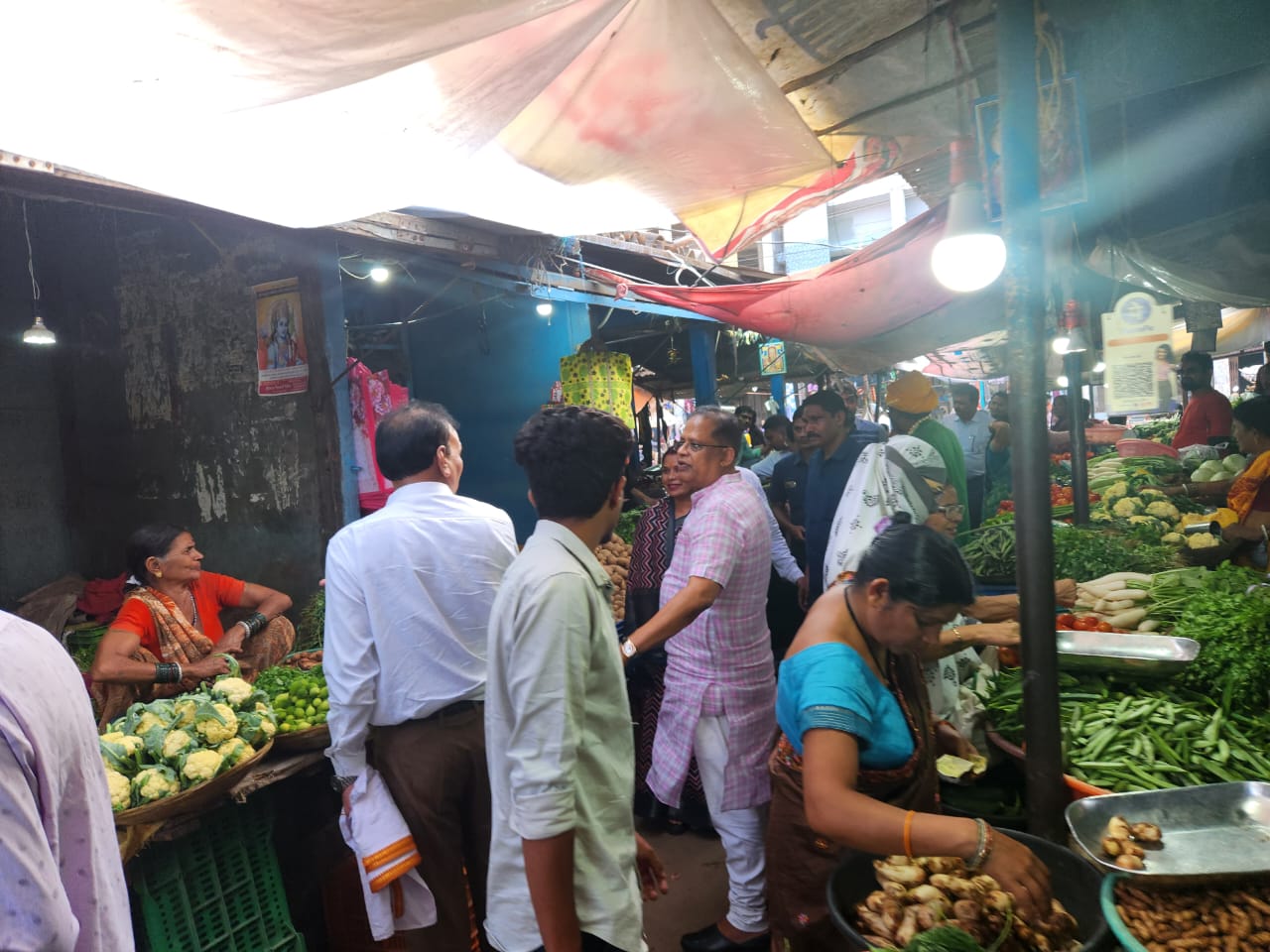 धमतरी विधानसभा प्रवास के दौरान सब्जी,कपडा व अन्य व्यापारियों से मिला व्यापारियों ने अपनी समस्या सुना