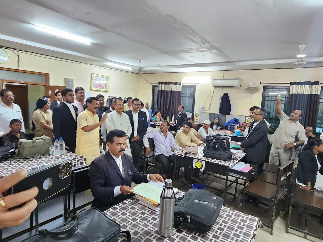 रायपुर के बार एसोसिएशन में अधिवक्तगणों से मिलकर घोषणा पत्र हेतु सुझाव लिया,इस दौरान कांग्रेस के चार 