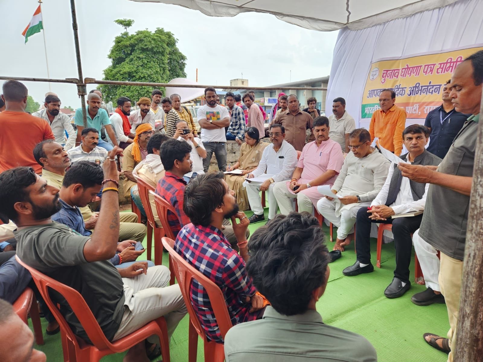 रायपुर विधानसभा क्षेत्र में घोषणा पत्र हेतु सुझाव लेने के लिए ऑटो संघ सहित विभिन्न तबकों के लोगों से