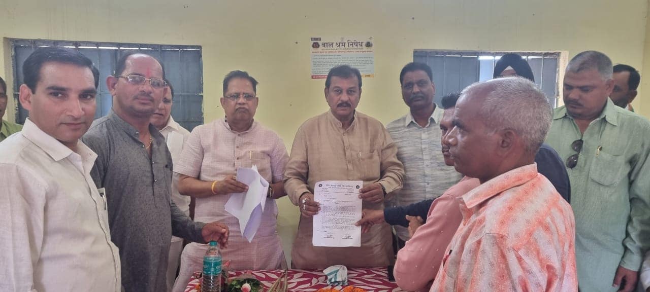 बेलतरा विधानसभा क्षेत्र में सचिव संघ व रोजगार सहायक संघ के लोगों से मिलकर घोषणा पत्र हेतु सुझाव लिया
