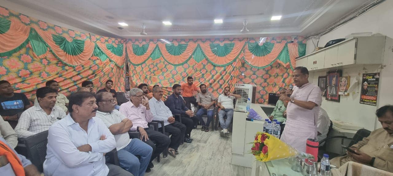 बिलासपुर विधानसभा क्षेत्र के अंतर्गत स्थित गोलबाजार में व्यापारी संगठन के लोगों से मिलकर घोषणा पत्र 